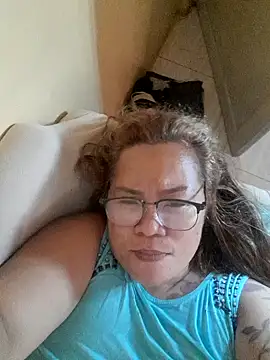 Snapshot of loriepinay46 chatting on 06/19/26, 10:35 loriepinay46 online show from 06/19/26, 10:35