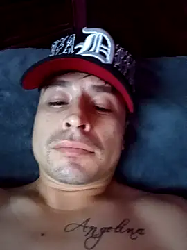 Snapshot of Al3vr chatting on 12/21/25, 02:13 Al3vr online show from 12/21/25, 02:13