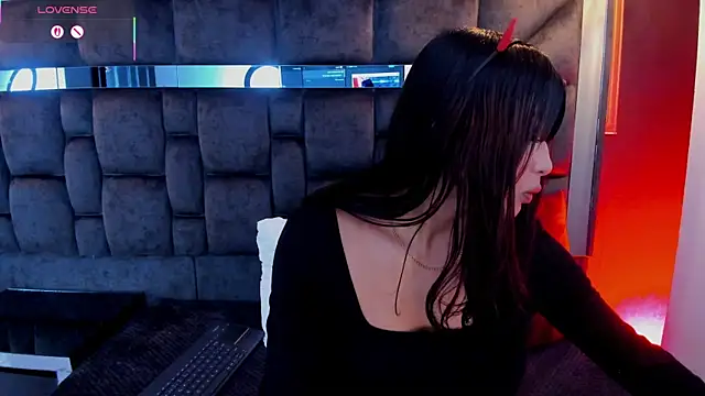 IssaJones  online show from 04/17/26, 09:40