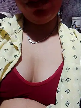 Snapshot of isha_sharma2002 chatting on 11/18/25, 03:27 isha sharma2002 online show from 11/18/25, 03:27