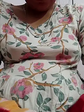 Snapshot of isha_sharma2002 chatting on 11/24/25, 06:07 isha sharma2002 online show from 11/24/25, 06:07