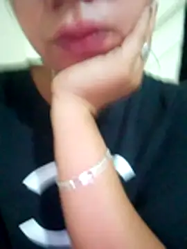 Snapshot of isha_sharma2002 chatting on 11/29/25, 01:47 isha sharma2002 online show from 11/29/25, 01:47