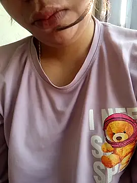 Snapshot of isha_sharma2002 chatting on 12/02/25, 04:07 isha sharma2002 online show from 12/02/25, 04:07