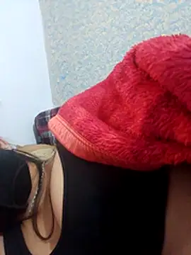 Snapshot of isha_sharma2002 chatting on 12/17/25, 02:17 isha sharma2002 online show from 12/17/25, 02:17