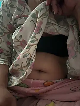 Snapshot of isha_sharma2002 chatting on 02/01/26, 04:05 isha sharma2002 online show from 02/01/26, 04:05