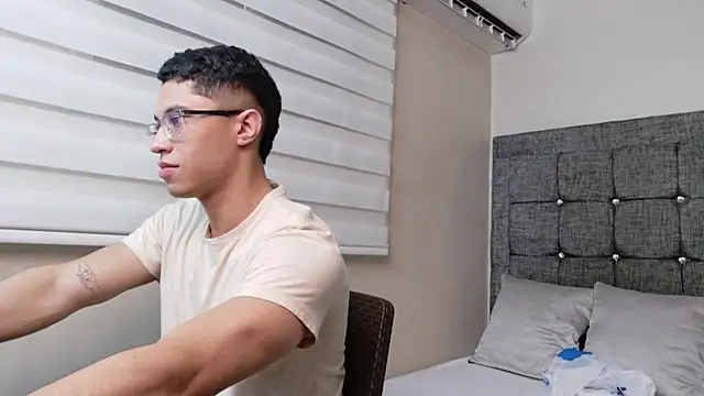 Snapshot of Chrix_Velez chatting on 11/17/25, 07:41 Chrix Velez online show from 11/17/25, 07:41