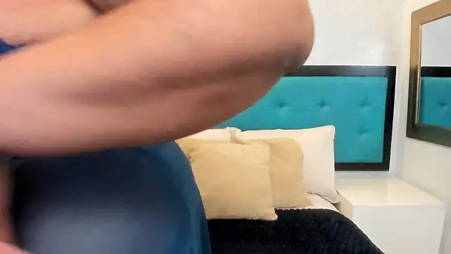 ViickyLee online show from 12/03/25, 04:09