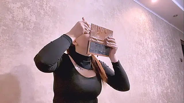 Snapshot of EveCrotts chatting on 11/15/25, 12:23 EveCrotts online show from 11/15/25, 12:23