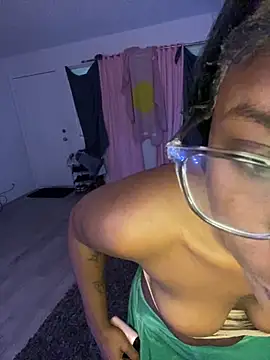 Snapshot of Mistresslucyxxx chatting on 11/17/25, 09:15 Mistresslucyxxx online show from 11/17/25, 09:15