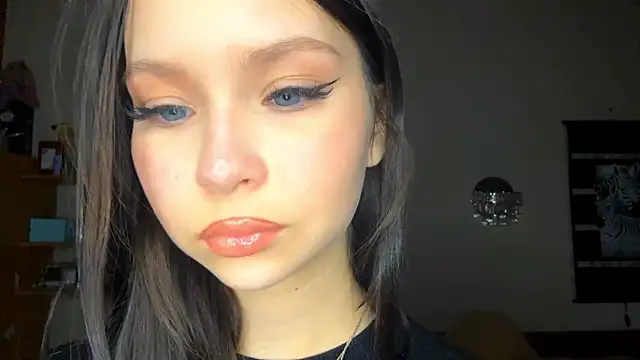 EmmaJonse online show from 12/01/25, 11:04