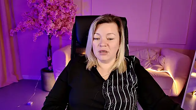 DianaHaworn online show from 11/17/25, 01:17