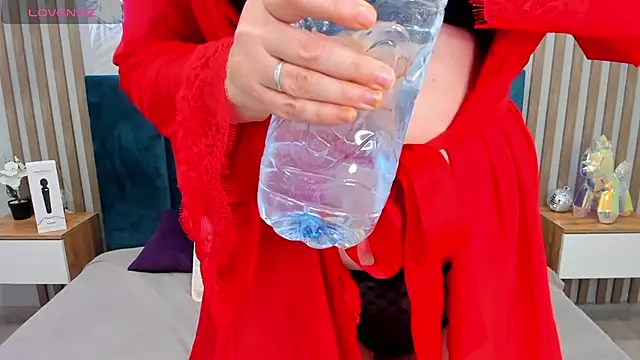 Snapshot of Valerie_King chatting on 11/16/25, 01:55 Valerie King online show from 11/16/25, 01:55