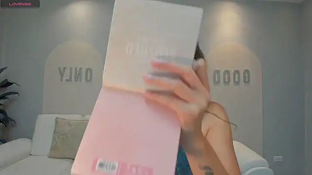 Snapshot of MayaHoffman chatting on 02/25/26, 11:31 MayaHoffman online show from 02/25/26, 11:31