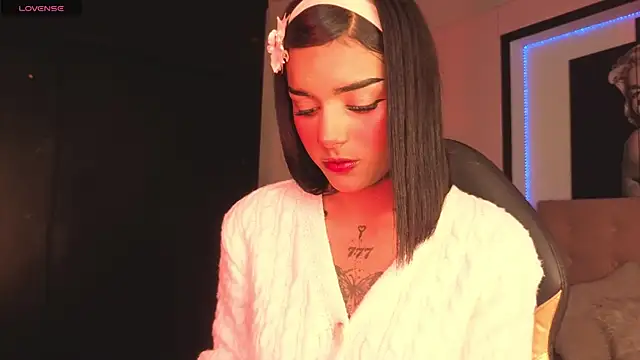 Snapshot of Milu_carbajal_x chatting on 05/15/26, 04:41 Milu carbajal x online show from 05/15/26, 04:41