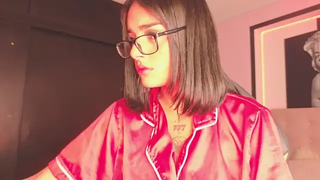 Snapshot of Milu_carbajal_x chatting on 05/20/26, 04:51 Milu carbajal x online show from 05/20/26, 04:51