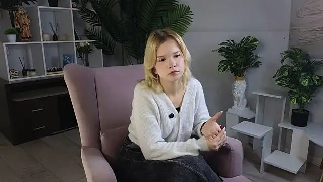 Snapshot of PhillisEsplin chatting on 11/17/25, 09:04 PhillisEsplin online show from 11/17/25, 09:04