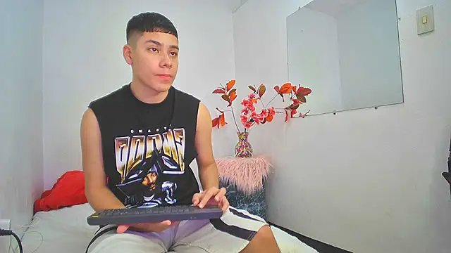 Lucastorrez01 online show from 11/29/25, 02:25