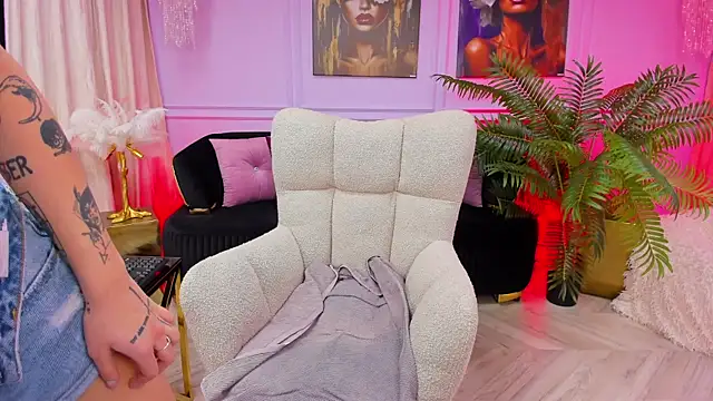 Snapshot of YasminWild chatting on 11/28/25, 04:48 YasminWild online show from 11/28/25, 04:48