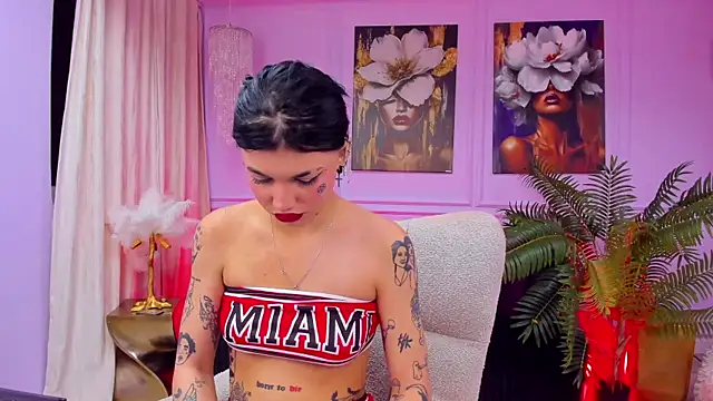 Snapshot of YasminWild chatting on 12/04/25, 04:33 YasminWild online show from 12/04/25, 04:33