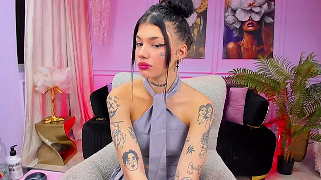 Snapshot of YasminWild chatting on 12/22/25, 05:04 YasminWild online show from 12/22/25, 05:04