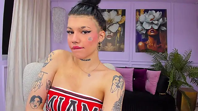 Snapshot of YasminWild chatting on 02/06/26, 04:28 YasminWild online show from 02/06/26, 04:28