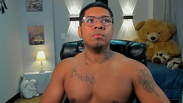 Snapshot of LEONHDZ chatting on 11/17/25, 03:12 LEONHDZ online show from 11/17/25, 03:12