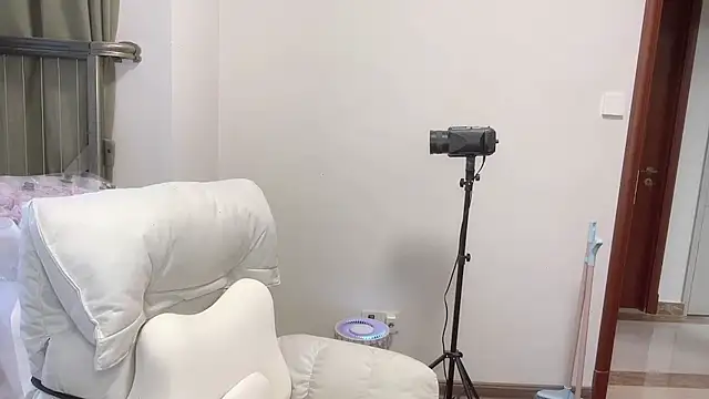 Snapshot of Sep-oo chatting on 11/19/25, 10:54 Sep-oo online show from 11/19/25, 10:54