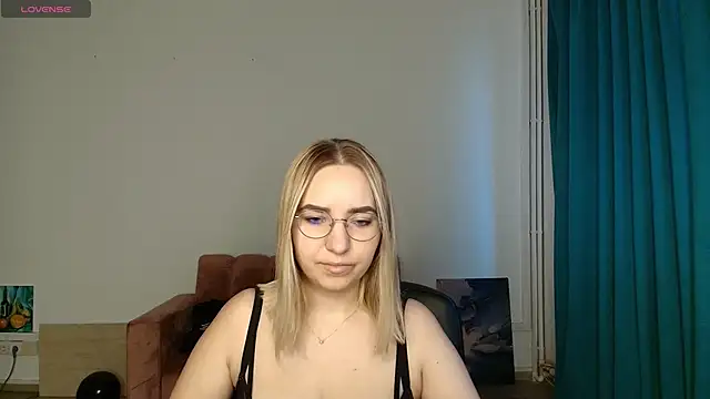 HillaryWong online show from 11/17/25, 06:52