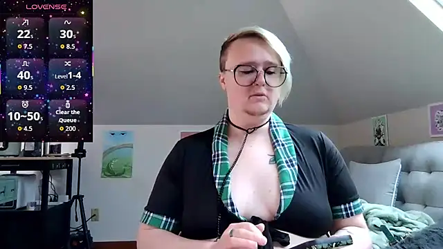 Snapshot of queerlyjaz chatting on 05/02/26, 06:02 queerlyjaz online show from 05/02/26, 06:02