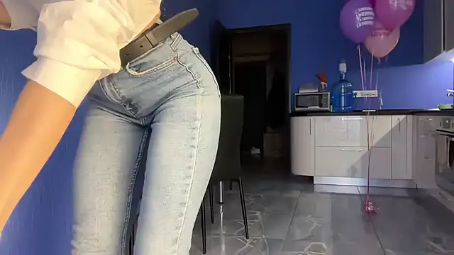 Jolienne online show from 12/05/25, 04:14