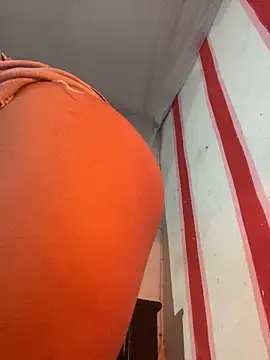 Snapshot of justcallmemargo chatting on 12/14/25, 01:44 justcallmemargo online show from 12/14/25, 01:44