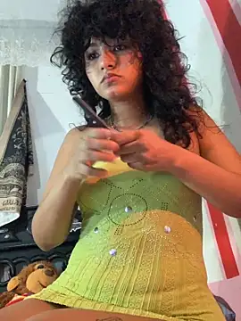 Snapshot of justcallmemargo chatting on 12/18/25, 01:33 justcallmemargo online show from 12/18/25, 01:33