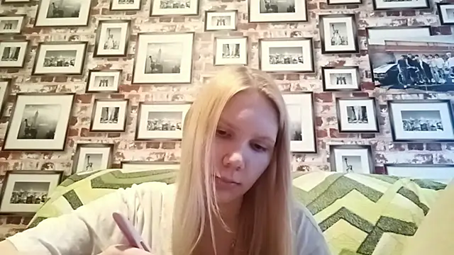 Snapshot of EvieBaggette chatting on 11/20/25, 07:41 EvieBaggette online show from 11/20/25, 07:41