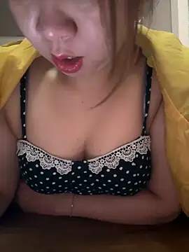 Snapshot of Hot-Today chatting on 11/19/25, 12:43 Hot-Today online show from 11/19/25, 12:43