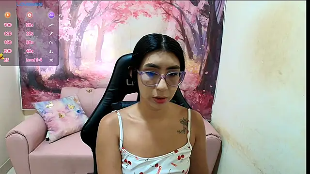 Emma latinasexy18 online show from 02/16/26, 06:26