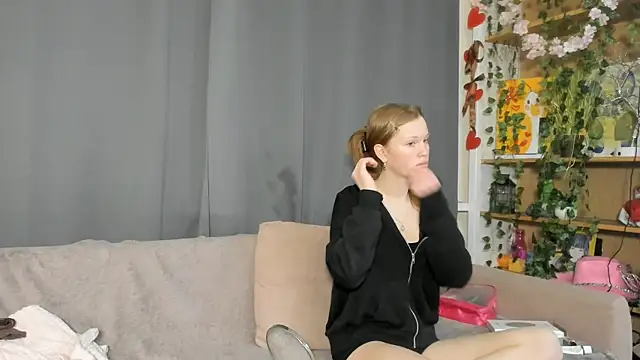 Snapshot of KarieBowery chatting on 11/28/25, 08:33 KarieBowery online show from 11/28/25, 08:33