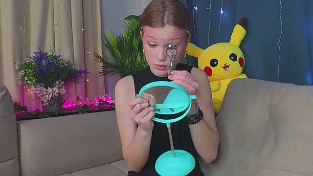 Snapshot of KarieBowery chatting on 12/04/25, 07:55 KarieBowery online show from 12/04/25, 07:55