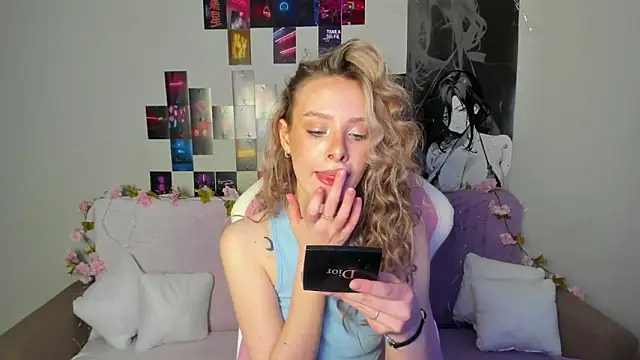 Suzie Q69 online show from 11/19/25, 03:39