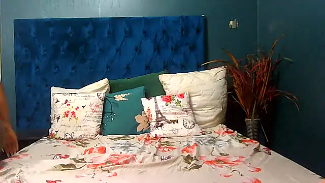 BrunetteNaomi8 online show from 02/08/26, 08:23