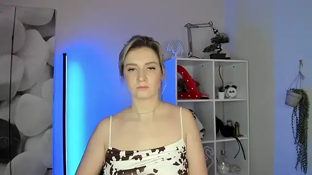 Snapshot of AlisaCam24 chatting on 11/20/25, 08:14 AlisaCam24 online show from 11/20/25, 08:14