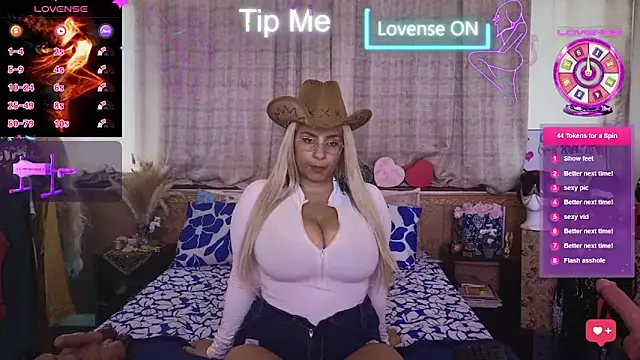 Snapshot of LaReineCleo chatting on 02/23/26, 11:07 LaReineCleo online show from 02/23/26, 11:07