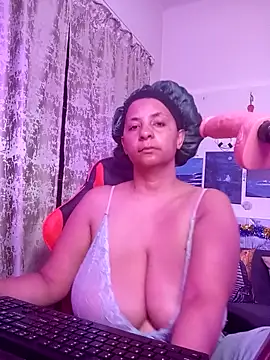 Snapshot of LaReineCleo chatting on 03/27/26, 03:34 LaReineCleo online show from 03/27/26, 03:34