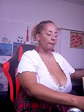 Snapshot of LaReineCleo chatting on 03/27/26, 10:37 LaReineCleo online show from 03/27/26, 10:37