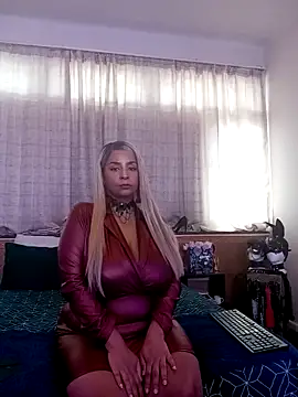 Snapshot of LaReineCleo chatting on 05/11/26, 10:21 LaReineCleo online show from 05/11/26, 10:21