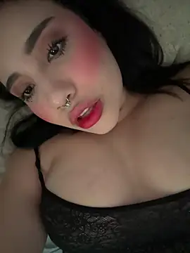 Snapshot of emy_eviee chatting on 04/27/26, 03:21 emy eviee online show from 04/27/26, 03:21