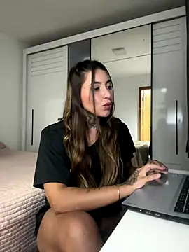 thauanydemontie online show from 11/21/25, 11:58