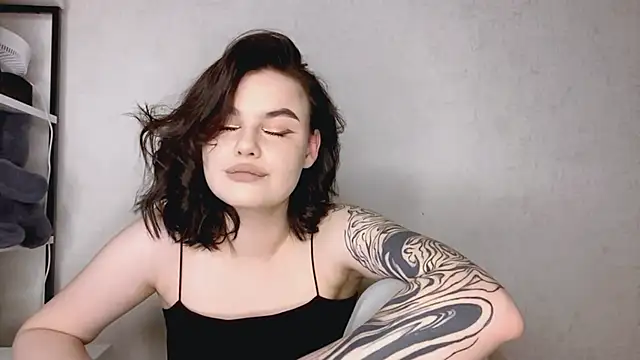 Snapshot of EllieVate chatting on 11/20/25, 05:12 EllieVate online show from 11/20/25, 05:12