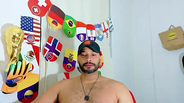 Snapshot of musclehetero chatting on 06/26/26, 06:23 musclehetero online show from 06/26/26, 06:23