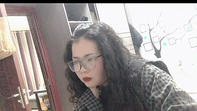 Snapshot of Huahua3187 chatting on 11/25/25, 12:49 Huahua3187 online show from 11/25/25, 12:49