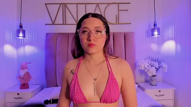 Snapshot of LeiahBlonde chatting on 12/04/25, 11:52 LeiahBlonde online show from 12/04/25, 11:52